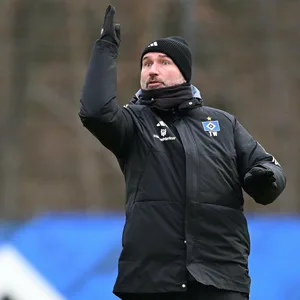 Tim Walter gestikuliert auf dem Trainingsplatz