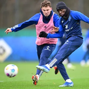 Jean-Luc Dompé und Moritz Heyer in einem Zweikampf im Training