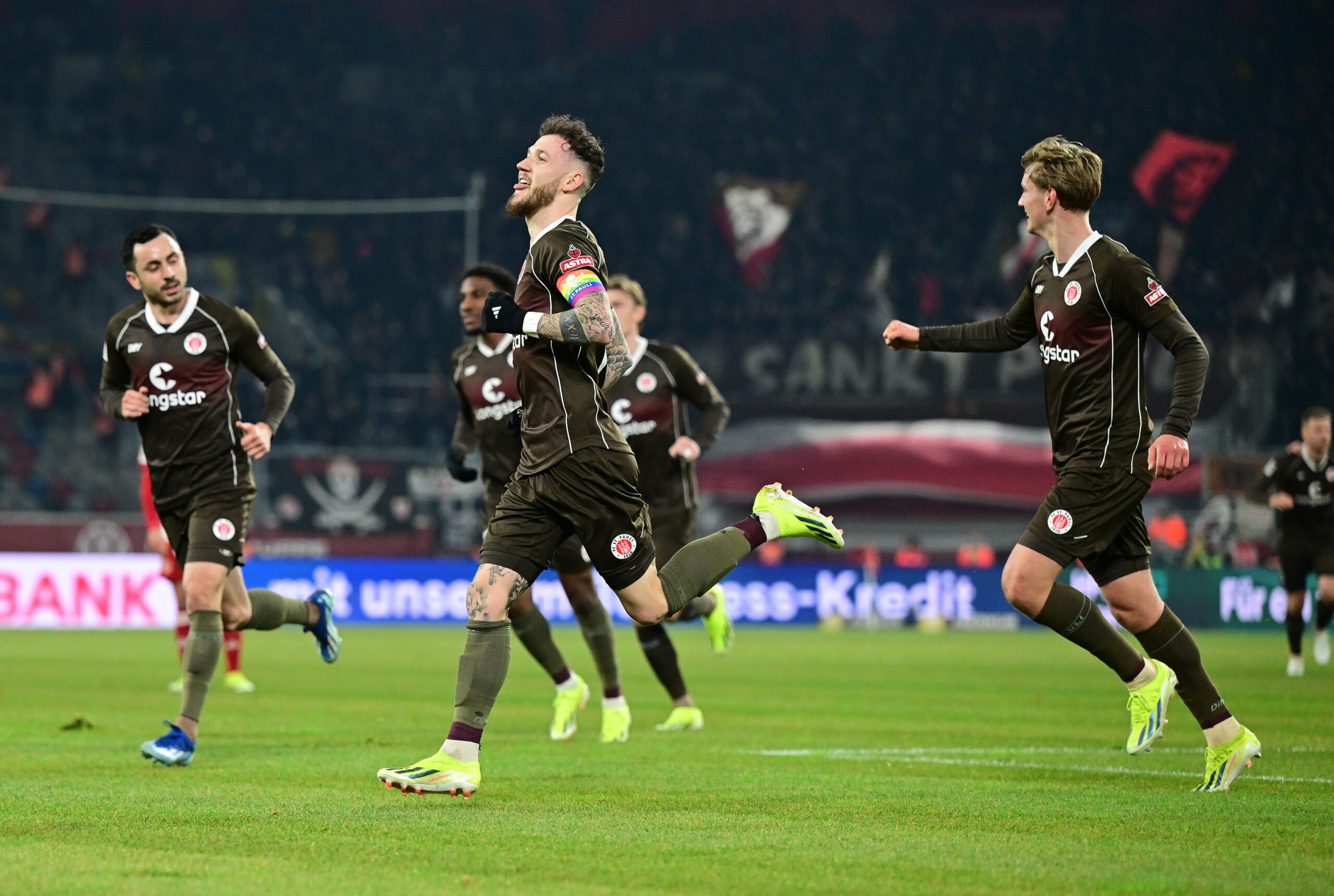 Die Profis des FC St. Pauli dürfen gegen Fortuna Düsseldorf über zwei Tore jubeln.