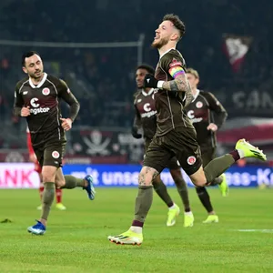 Die Profis des FC St. Pauli dürfen gegen Fortuna Düsseldorf über zwei Tore jubeln.