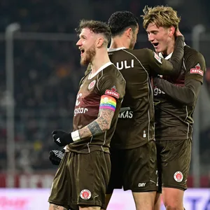 St. Pauli bejubelt das Tor zum 2:0 in Düsseldorf