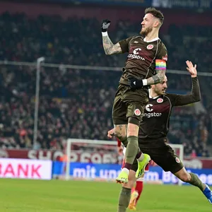 Marcel Hartel jubelt über sein zweites Tor