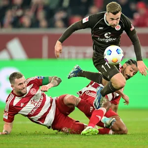 Johannes Eggestein springt über zwei grätschende Fortuna-Spieler