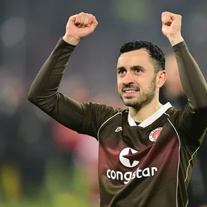 Manolis Saliakas bejubelt den Sieg in Düsseldorf