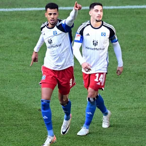 Robert Glatzel jubelt mit Ludovit Reis über sein HSV-Tor gegen den KSC