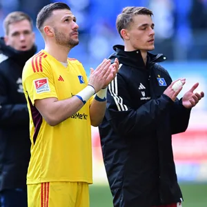 HSV-Profis klatschen nach Spielende vor den Fans