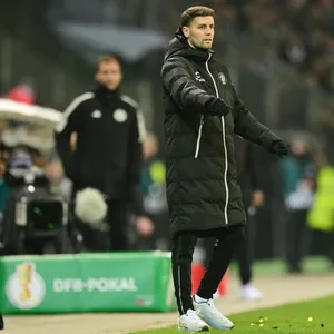 Fabian Hürzeler coacht an der Seitenlinie
