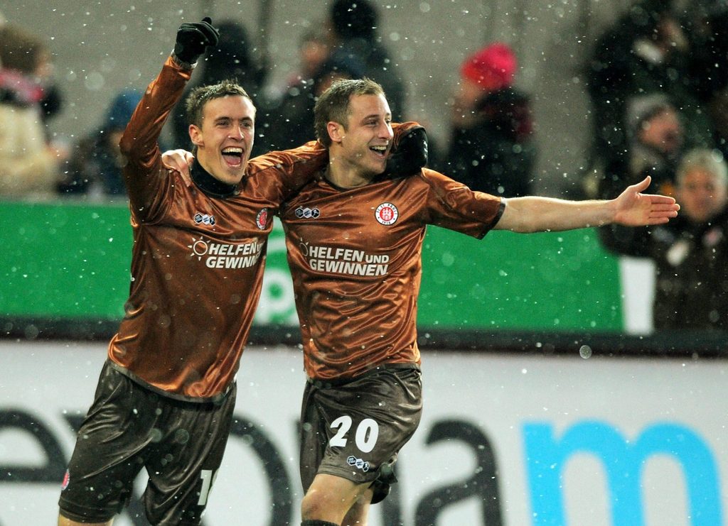 Max Kruse und Matthias Lehmann bejubeln das Lauterer Eigentor durch Tiffert.