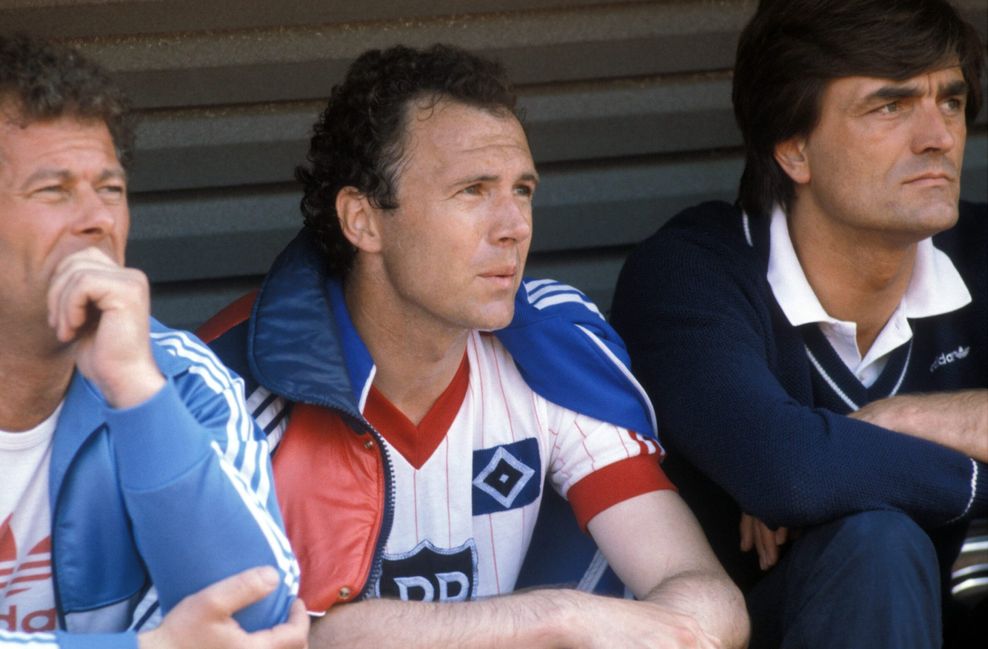 Franz Beckenbauer als Spieler auf der HSV-Bank neben Masseur-Legende Hermann Rieger