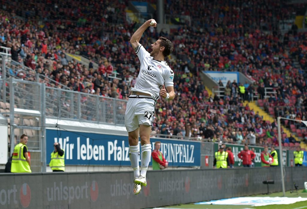 Jan-Philipp Kalla freut sich über sein 1:0.
