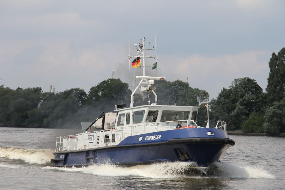 Die Besatzung des Zollboots „Kehrwieder“ rettete den Jungen aus der Elbe.