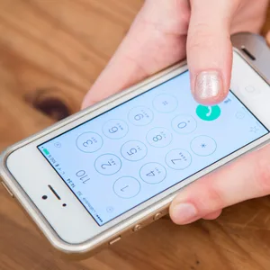 Ein Smartphone, die Notrufnummer wird auf dem Display angezeigt (Symbolfoto).