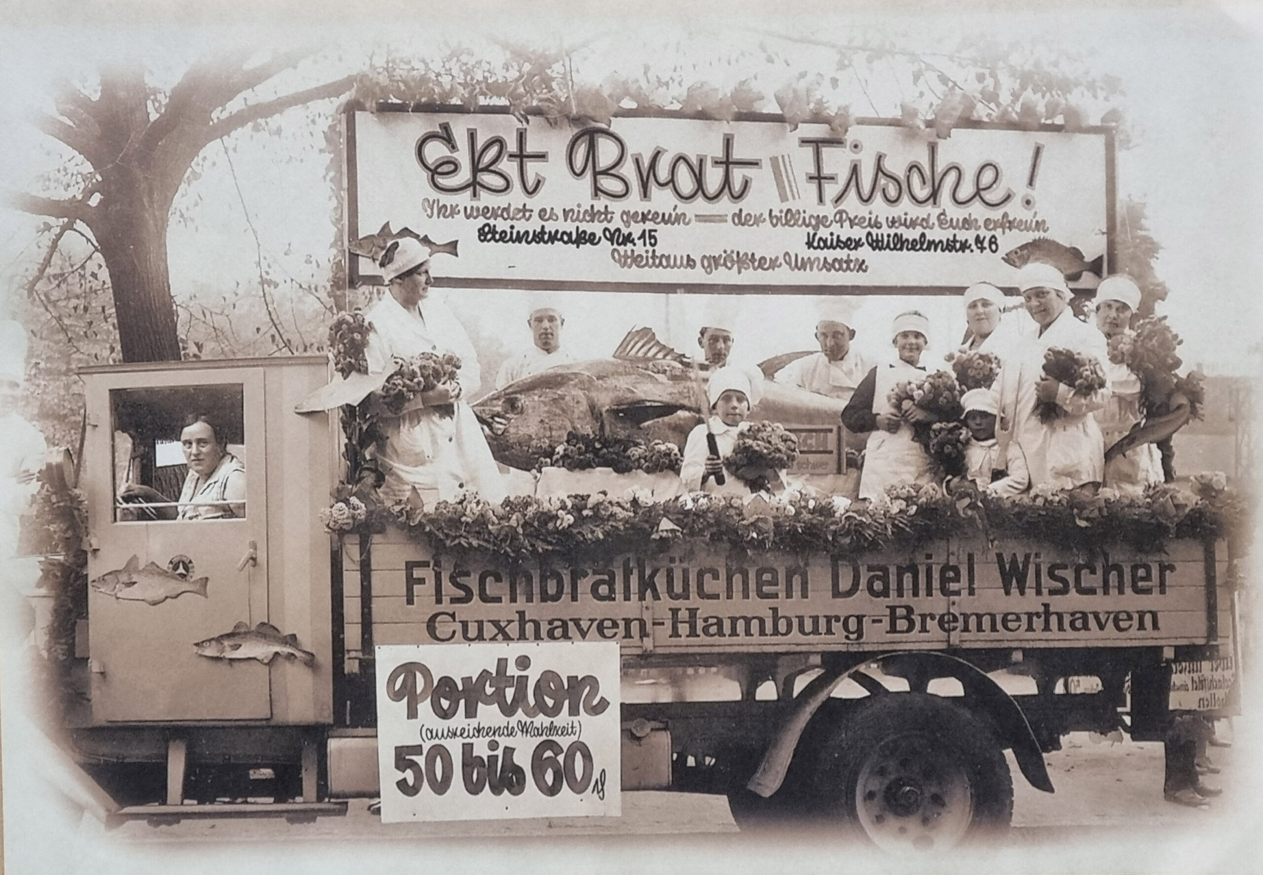 Ein Foto, vermutlich von Ende der 1920er Jahre : die Belegschaft von „Daniel Wischer“ auf einem geschmücktenFisch-Laster