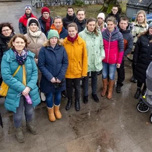 Elterngruppe vor der Kita