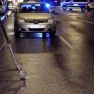 Mann liegt auf der Straße und wird von Auto überrollt – Lebensgefahr