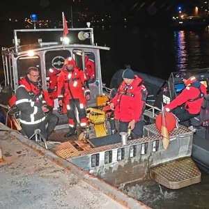 Kräfte von Feuerwehr, Polizei und DLRG suchen mit einem Großaufgebot nach dem Vermissten.