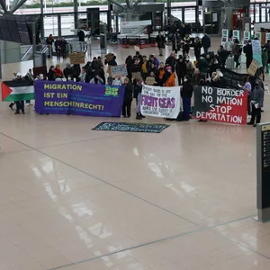 Mitten im Terminal 1 haben am Donnerstag rund 30 Menschen gegen Abschiebeflüge demonstriert.