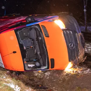 Feuerwehrleute befreiten den verletzten Fahrer – er kam in eine Klinik.