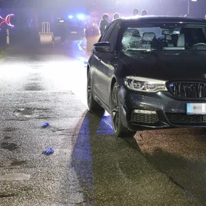 Die Frau wurde erst von der Schnauze des BMW getroffen, stürzte dann von der Scheibe auf den Asphalt.