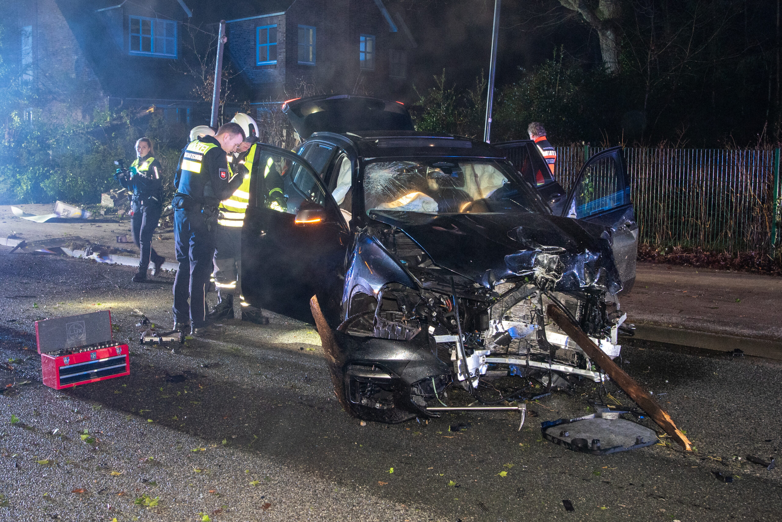 Der BMW wurde durch den Unfall komplett zerstört.