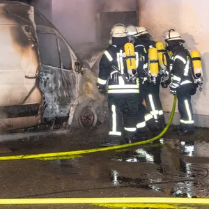 Das Feuer breitete sich auch auf ein angrenzendes Gebäude aus.