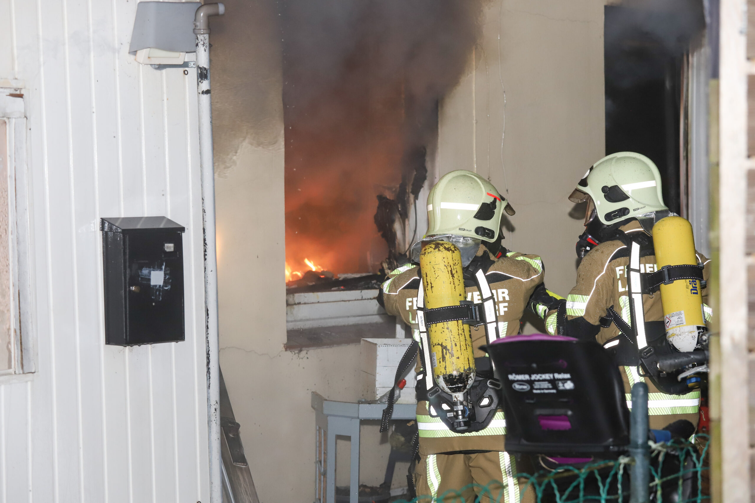 Wohnung in Lägerdorf in Flammen – 40 retter im Einsatz, ein Verlezter Bewohner in Klinik