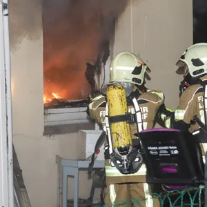 Wohnung in Lägerdorf in Flammen – 40 retter im Einsatz, ein Verlezter Bewohner in Klinik