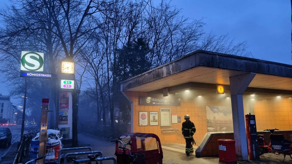 Rauch dringt aus der S-Bahn-Station Königstraße.