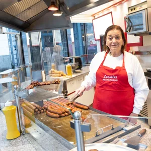 Carolin Schultze hinter dem Tresen ihrer Wurst-Bude