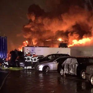 Am Montagmorgen stand eine Lagerhalle in Wilhelmsburg lichterloh in Flammen.