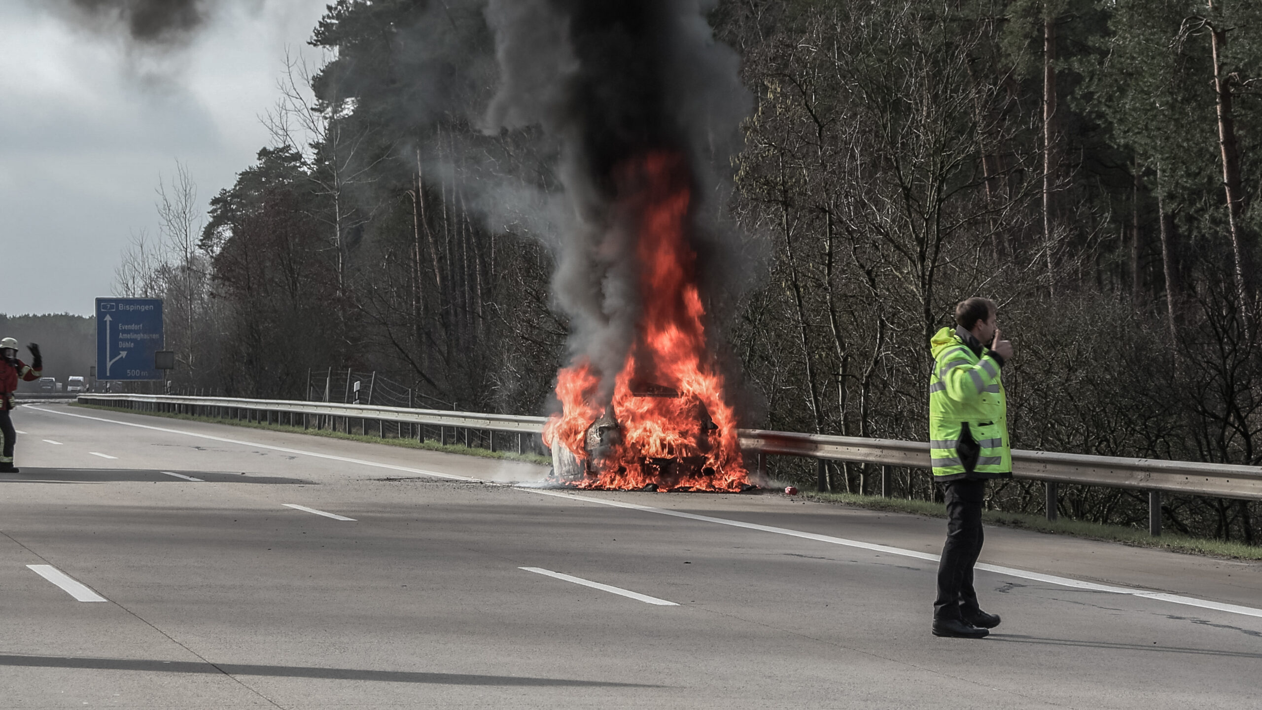 Auto brennt auf A7 im Landkreis Harburg. Fahrer rettet sich im letzten Moment