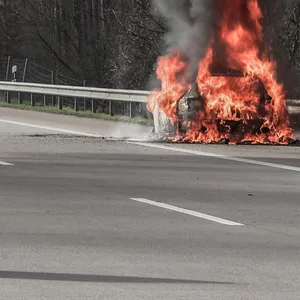 Auto brennt auf A7 im Landkreis Harburg. Fahrer rettet sich im letzten Moment