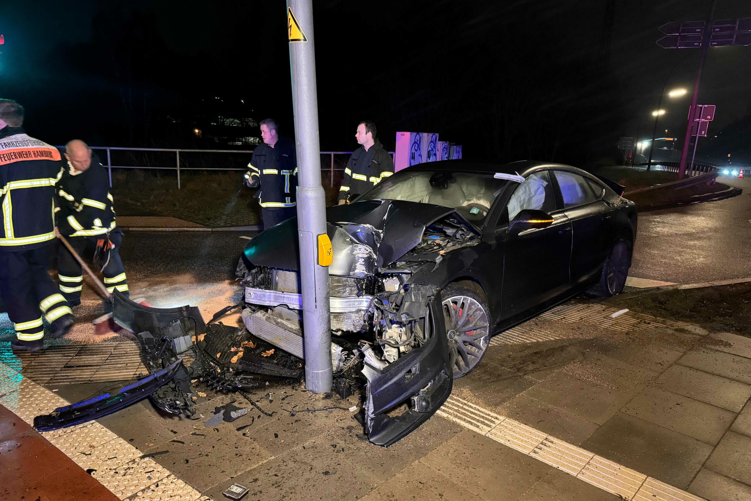 an der A1 in Hamburg: Audi kracht gegen Ampelmast – Insassen flüchten zunächst