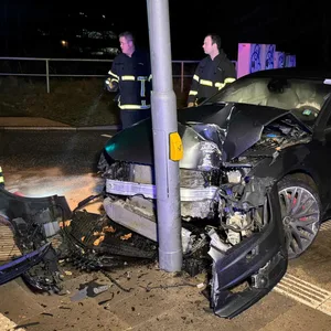 an der A1 in Hamburg: Audi kracht gegen Ampelmast – Insassen flüchten zunächst