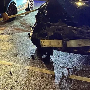 Polizisten begutachten den am Unfall beteiligten Mercedes.