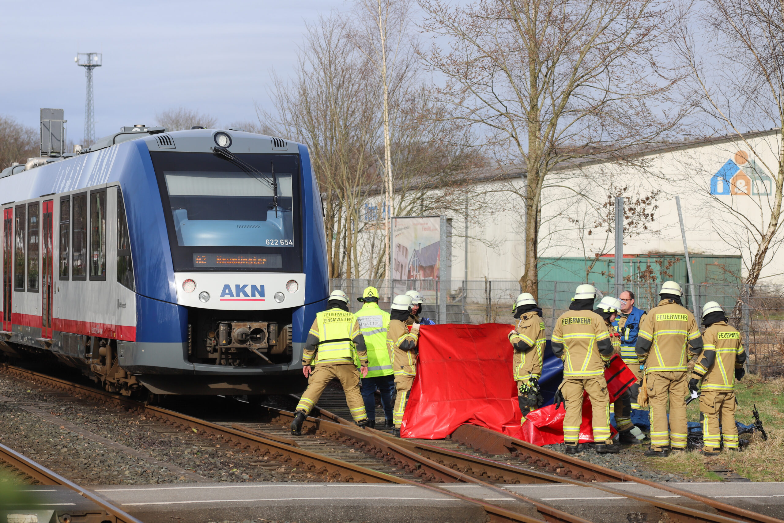 Mann wollte schnell noch den Bahnübergang in Bad Bramstedt überqueren und wird von AKN erfasst – Tot