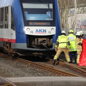 Mann wollte schnell noch den Bahnübergang in Bad Bramstedt überqueren und wird von AKN erfasst – Tot