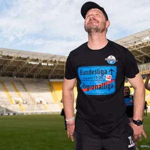 Steffen Baumgart feiert den Aufstieg mit Paderborn