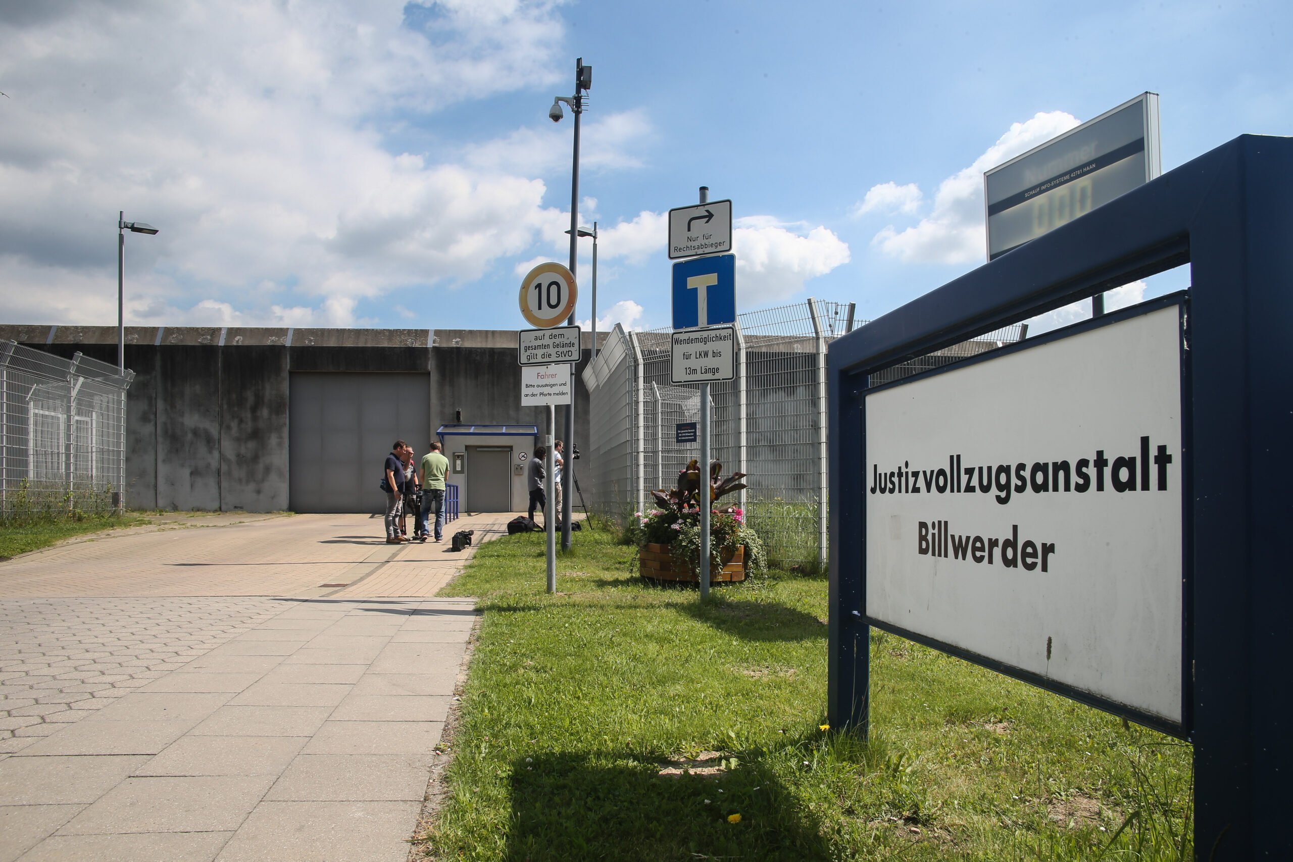 Hohe Mauer mit Schild: „Justizvollzugsanstalt Billwerder“