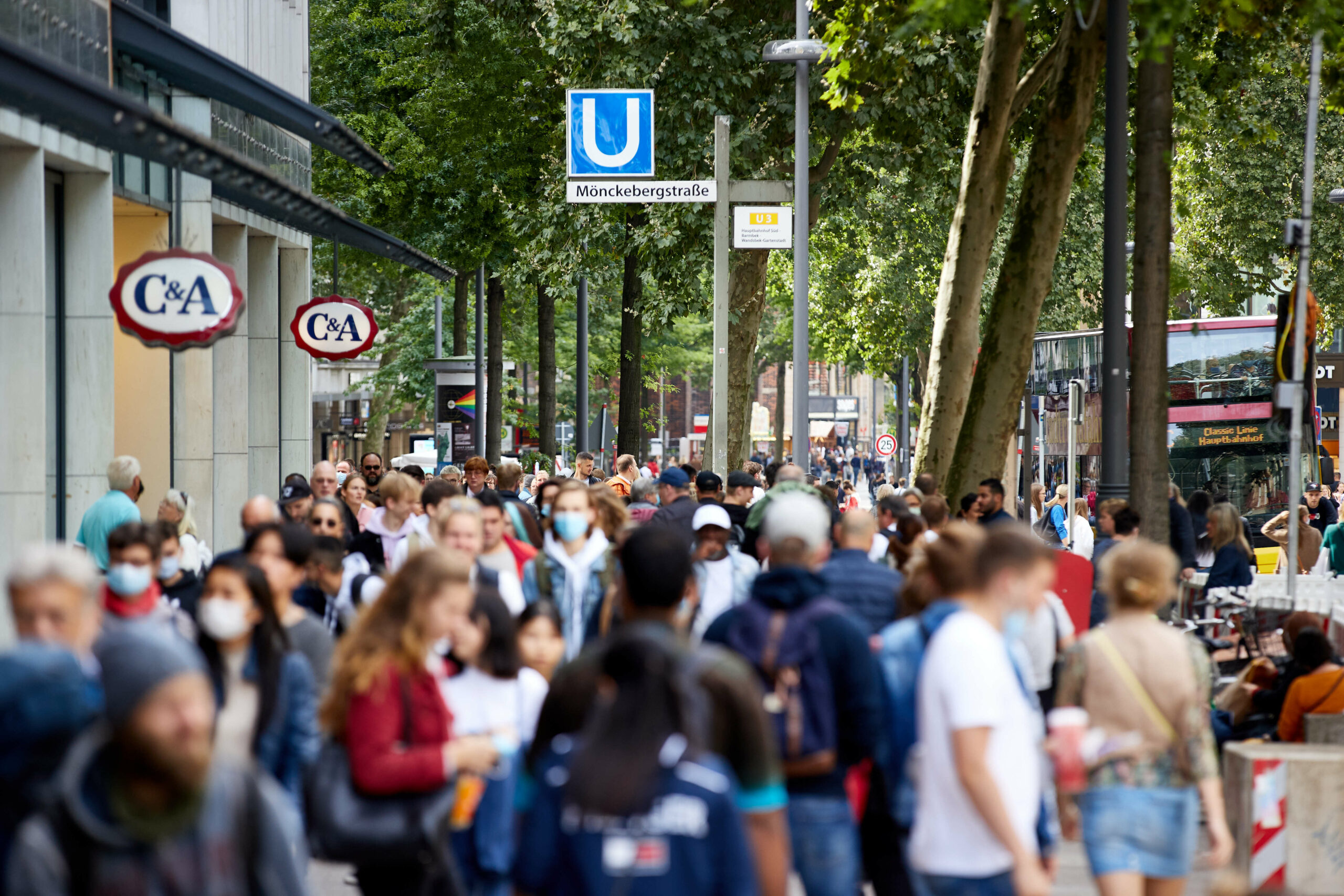 Shopper streifen durch die Hamburger Innenstadt (Symbolbild).