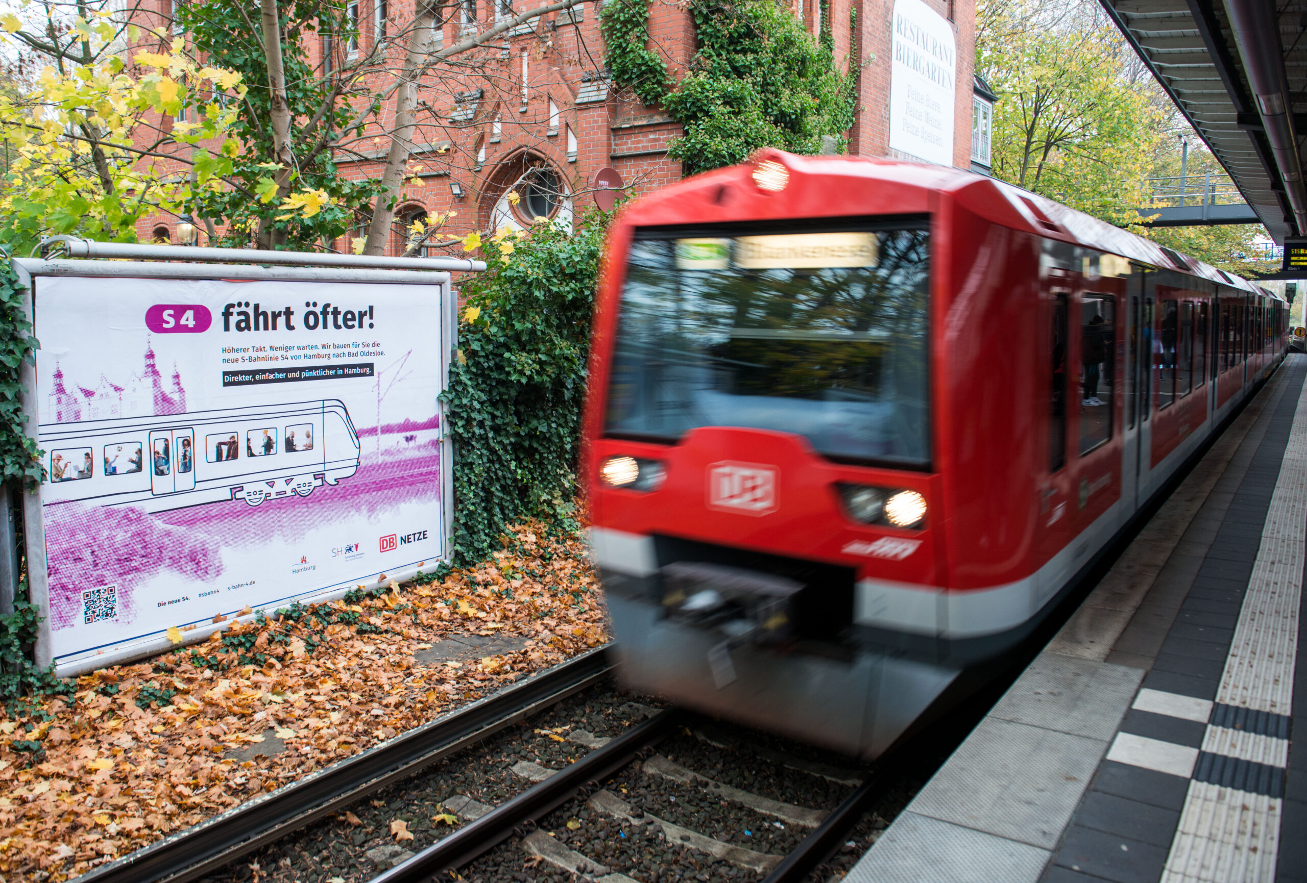 Frau sammelt am Bahnhof Hasselbrook Pfandflaschen von den Gleisen – Zugverkehr gestoppt.