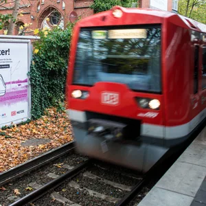Frau sammelt am Bahnhof Hasselbrook Pfandflaschen von den Gleisen – Zugverkehr gestoppt.