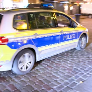 Obwohl mehrere Streifewagen im Einsatz waren, gelang den Tätern die Flucht. (Symbolfoto)