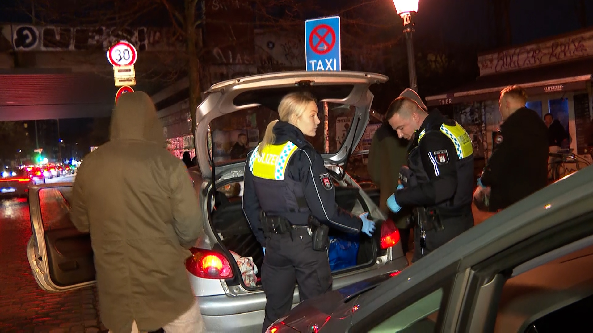 Mitten im Schanzenviertel erwischte die Polizei am Mittwochabend ein „Koks-Taxi“.