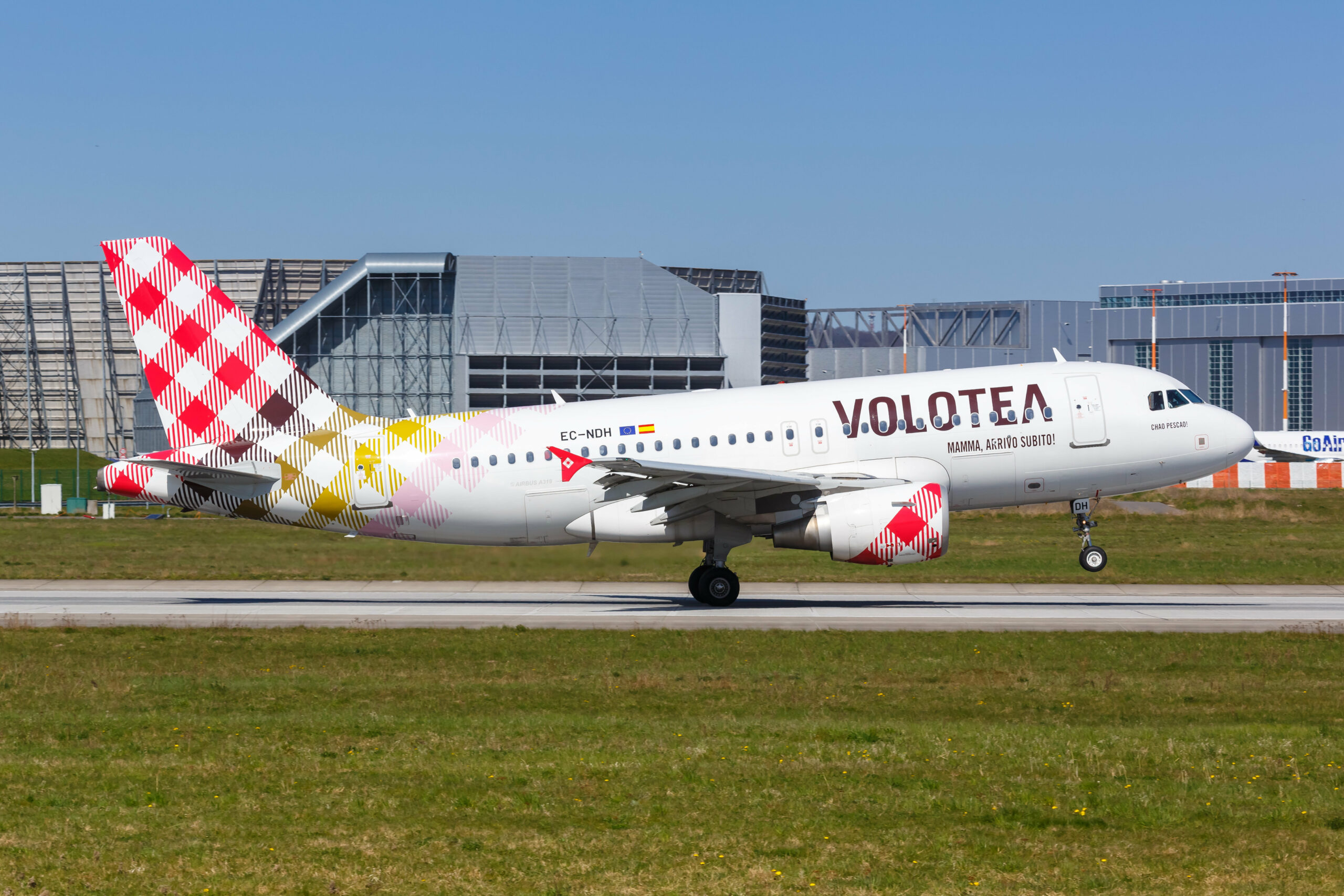 Ein Flugzeug der Fluggesellschaft Volotea am Hamburger Flughafen