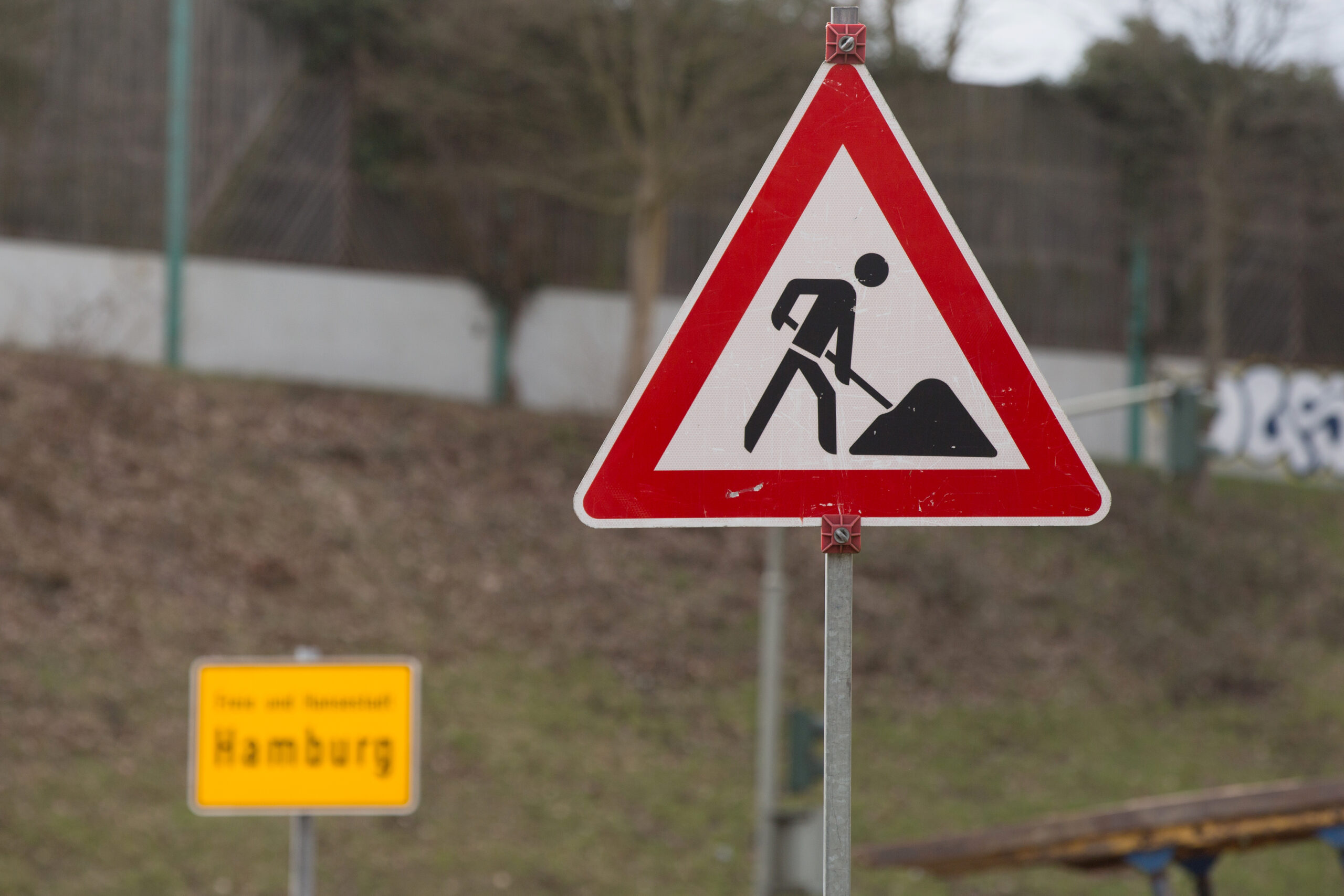 Ein "Achtung Baustelle"-Schild ist an der Autobahn A7.