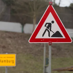 Ein "Achtung Baustelle"-Schild ist an der Autobahn A7.