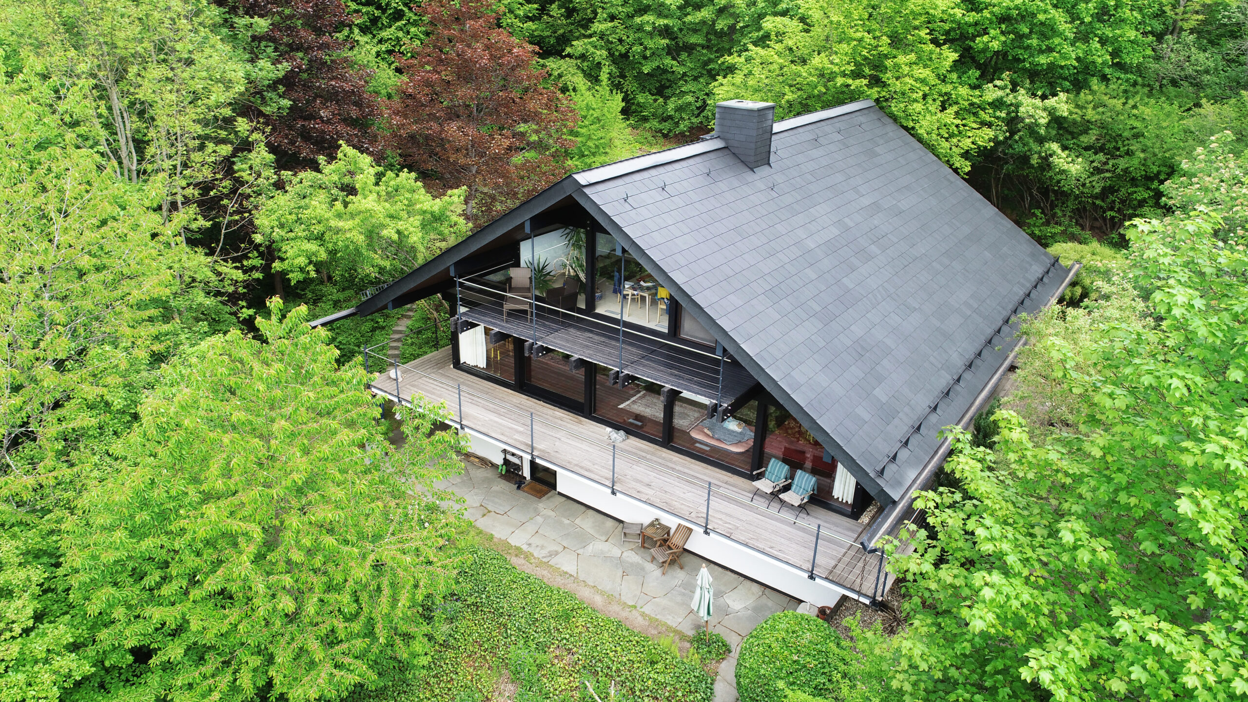 Ein luxuriöses Haus im Wald