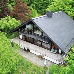 Ein luxuriöses Haus im Wald