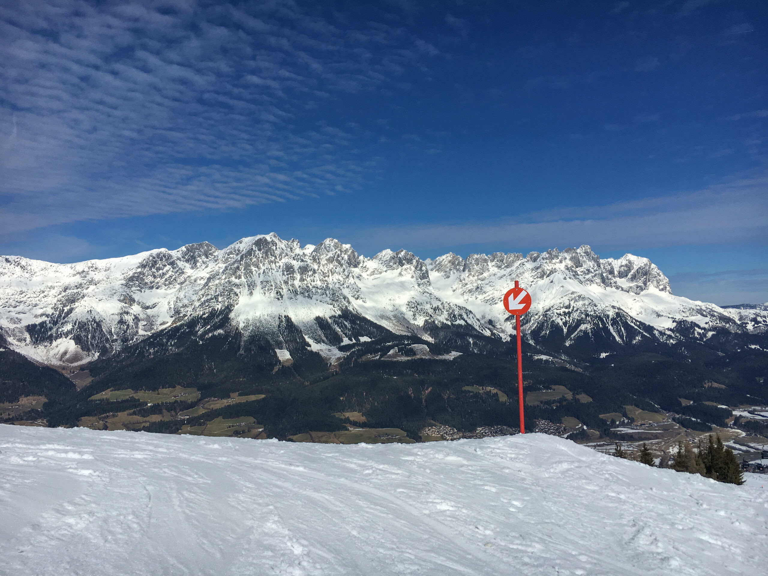 Blick von einer Skipiste in Ellmau auf das Kaisergebirge in Tirol